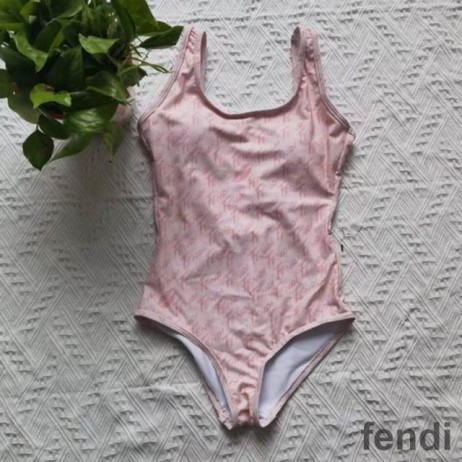 フェンディ"の水着姿で女性のグラフィックマークをモチーフリクライニンピンク